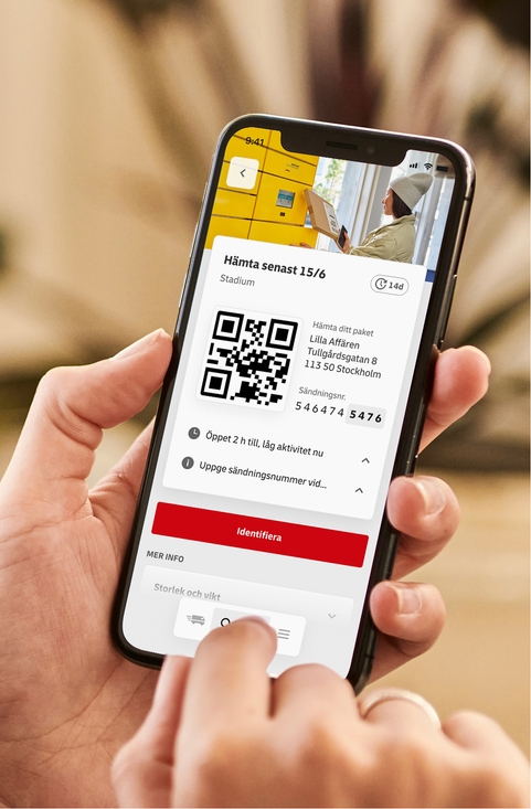 En person som som använder DHL:s app på en mobiltelefon.